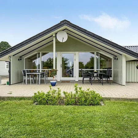 度假居 Awesome Home In Hejls With Wifi *