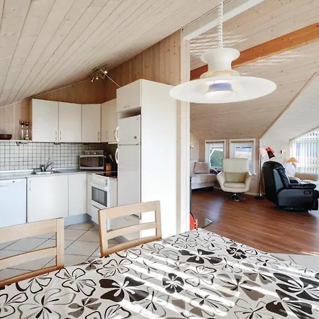 度假居 Awesome Home In Hejls With Wifi
